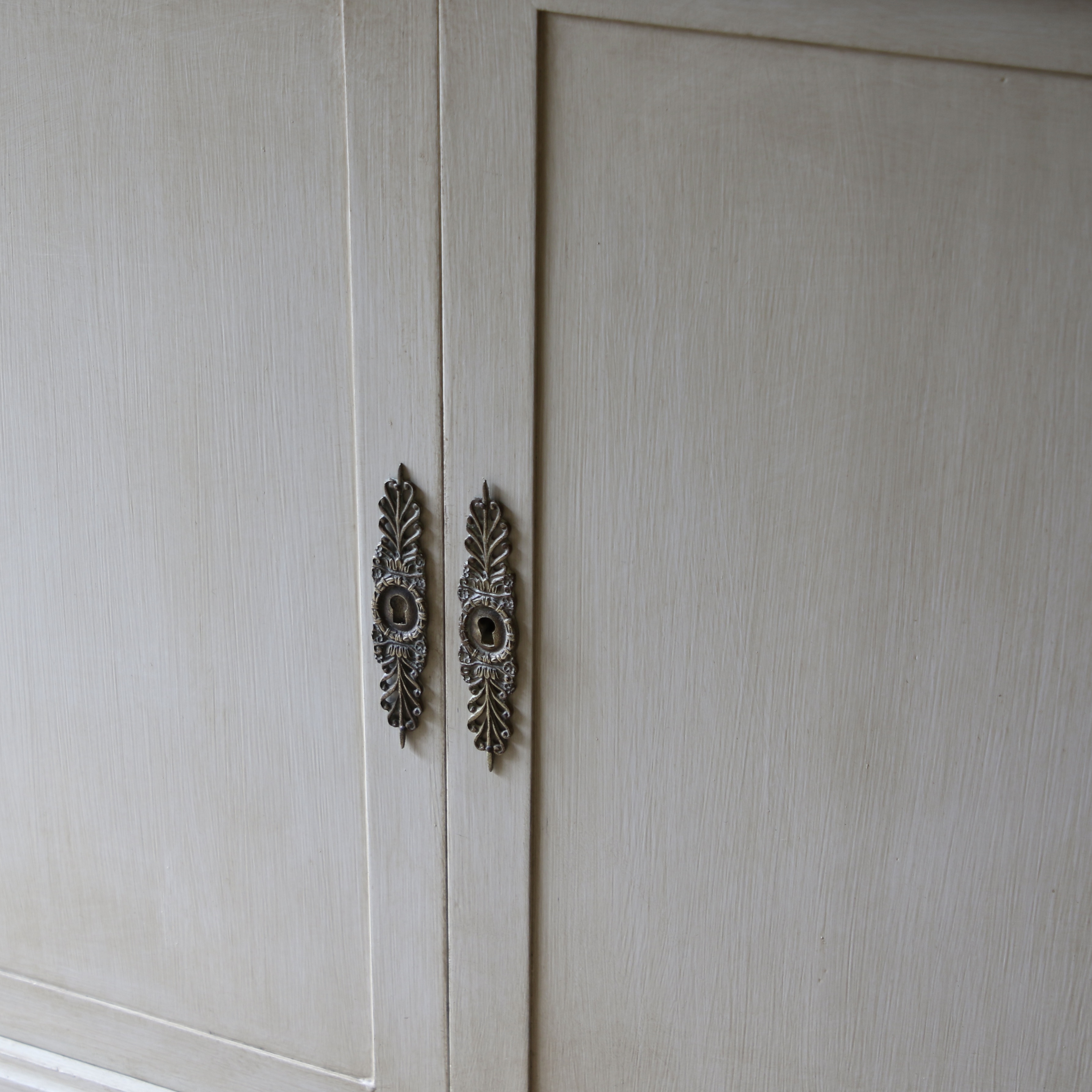Louis Philippe Dresser Base